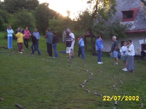 A crowd at the narrow road.